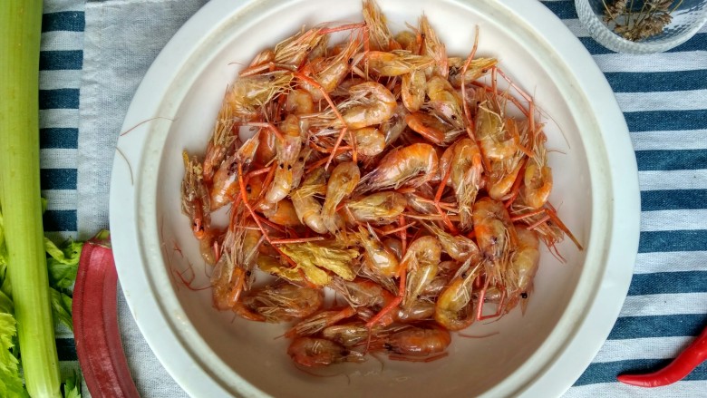 韭苔爆河虾,河虾炸至酥脆控油后捞出备用。