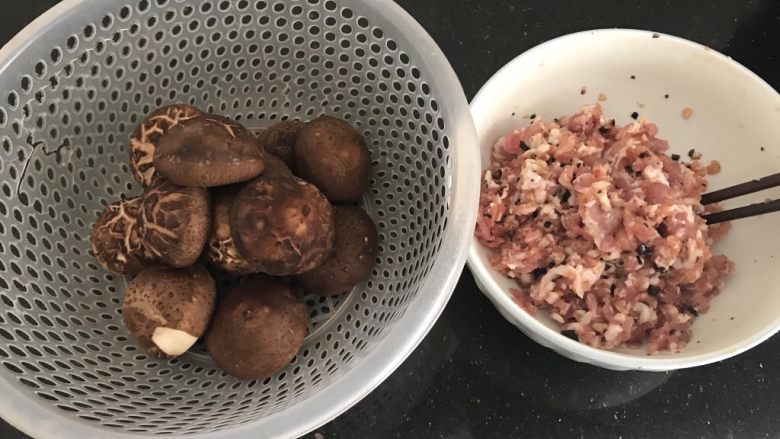 冬菇酿肉丸,准备蘑菇洗净去蒂和肉末（肉提前剁碎或绞碎）