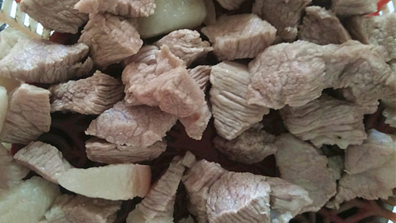 土豆烧肉,把煮好的肉拿出来沥干水，放在一旁备用。