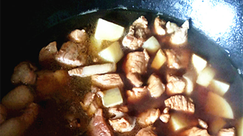 土豆烧肉,接着倒入一点酱油稍微搅均匀一点，最好放一点白糖，吃起来味道更香。放好调料以后，盖上锅盖，小火煮大概十几分钟。