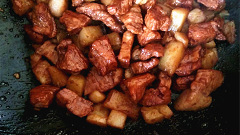 土豆烧肉,等到汤汁粘稠的时候，放点味精提提鲜，翻炒几下就可以出锅啦。