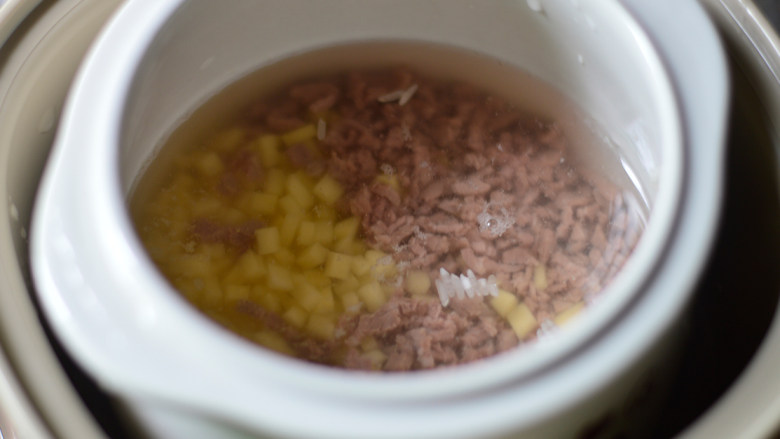 土豆生菜牛肉粥（辅食）,加入水，放入炖锅中，炖约50分钟