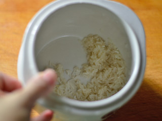 土豆生菜牛肉粥（辅食）,大米放入炖盅里，淘洗干净