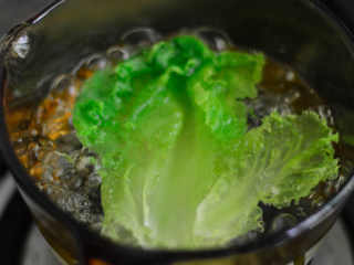 土豆生菜牛肉粥（辅食）,生菜清洗干净，焯水1分钟后捞出