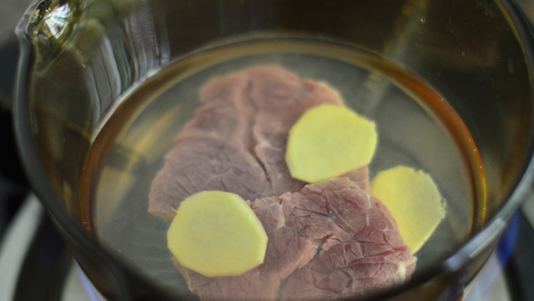 土豆生菜牛肉粥（辅食）,将牛肉冷水下锅，放入姜片，焯水后捞出
