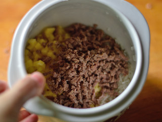 土豆生菜牛肉粥（辅食）,再加入牛肉碎