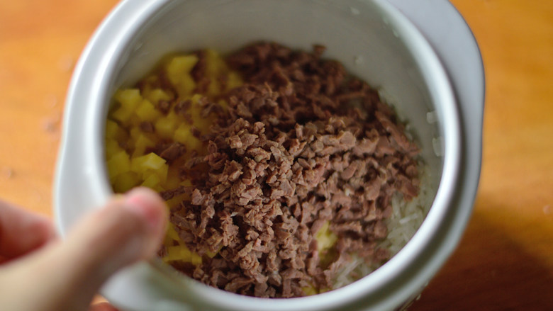 土豆生菜牛肉粥（辅食）,再加入牛肉碎