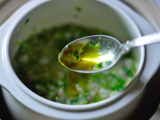 土豆生菜牛肉粥（辅食）,最后加入一勺橄榄油，拌匀即可