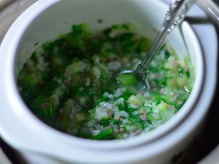 土豆生菜牛肉粥（辅食）,拌匀，调入少许盐，再煮5分钟