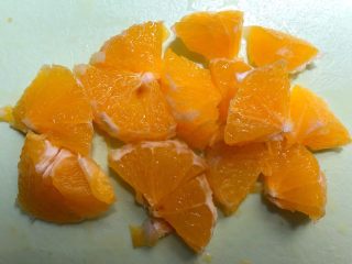 自制水果果冻,橙子去皮切块