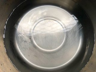 自制水果果冻,取一个无油无水的不锈钢大碗，放入1000ml水
