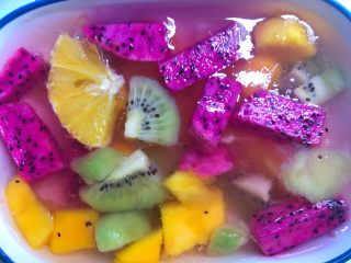 自制水果果冻,从冰箱取出来，你瞧，碗里的糖水已经凝固了