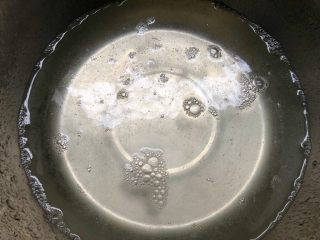 自制水果果冻,把碗放到电磁炉上，开火把水烧开，用勺子把白糖搅拌至溶化