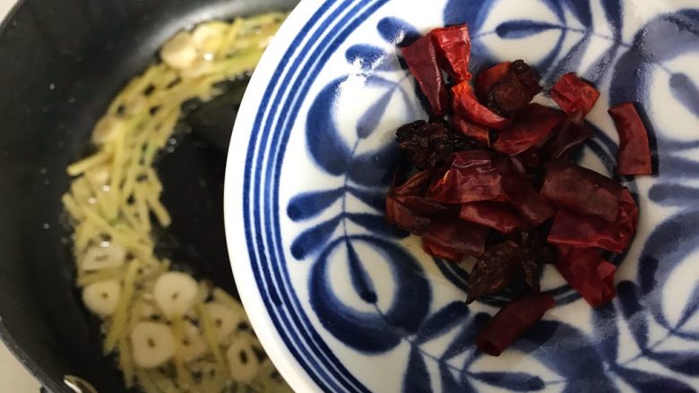 芽芽私房菜～红烧带鱼,加入干红辣椒