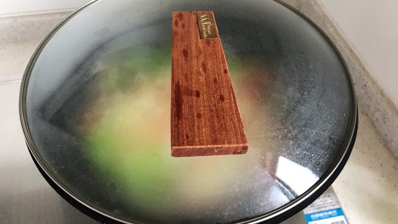 青红椒腐皮黄白菜,盖上锅盖，转小火煮2.3分钟