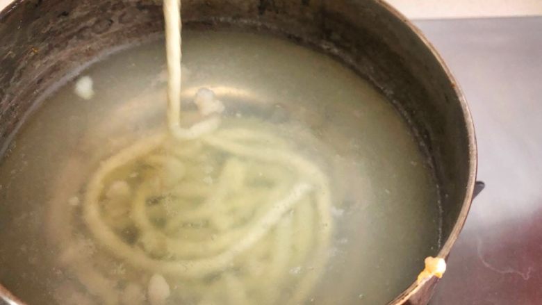 宝宝辅食10M➕：黄瓜虾滑面线,水开后转小火，挤入锅内煮至熟透