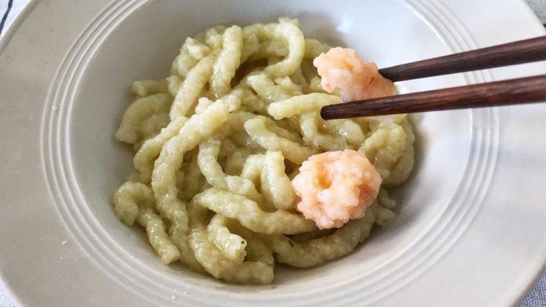 宝宝辅食10M➕：黄瓜虾滑面线,加上虾滑，配上一些芝麻和小番茄即可享用
