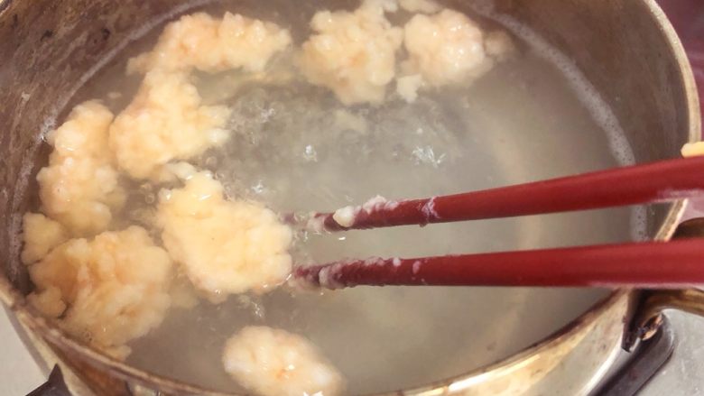 宝宝辅食10M➕：黄瓜虾滑面线,虾丸刚落沸水中会沉下去，煮熟以后就会浮出水面，之后再小煮一分钟左右，即可关火出锅