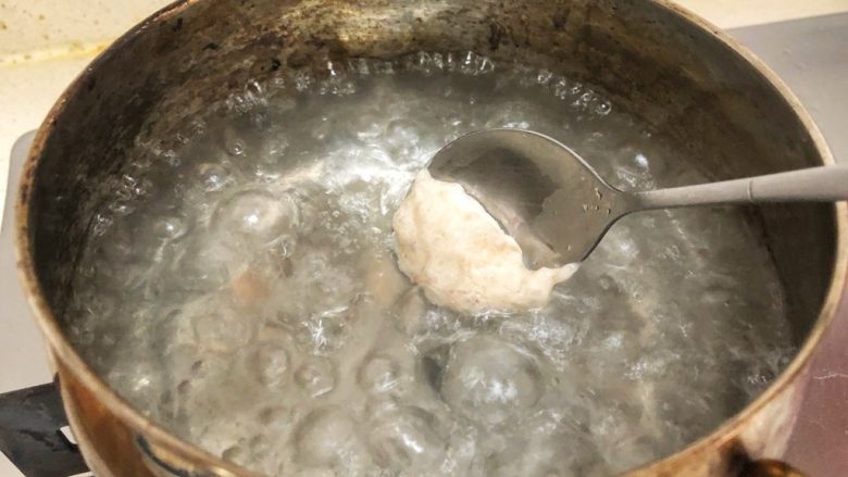 宝宝辅食10M➕：黄瓜虾滑面线,起锅烧水，水沸腾后，转小火让水呈微沸的状态，取个小勺子挖一勺虾泥，放入开水中（小勺提前在锅中烫一下，这样可以起到防粘的作用）