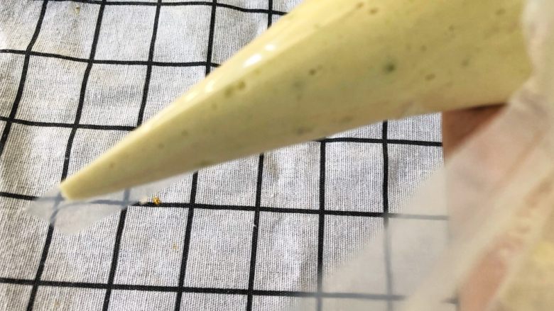 宝宝辅食10M➕：黄瓜虾滑面线,搅拌好的面糊倒入裱花袋中，剪开一个小口