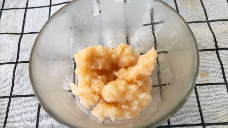 宝宝辅食10M➕：黄瓜虾滑面线,放入一个容器冷却