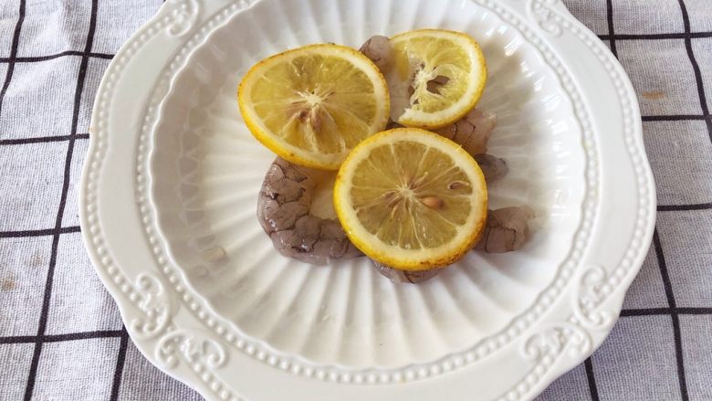 宝宝辅食10M➕：黄瓜虾滑面线,柠檬切片放在虾肉上，腌制15分钟去腥（也可以用姜片代替）