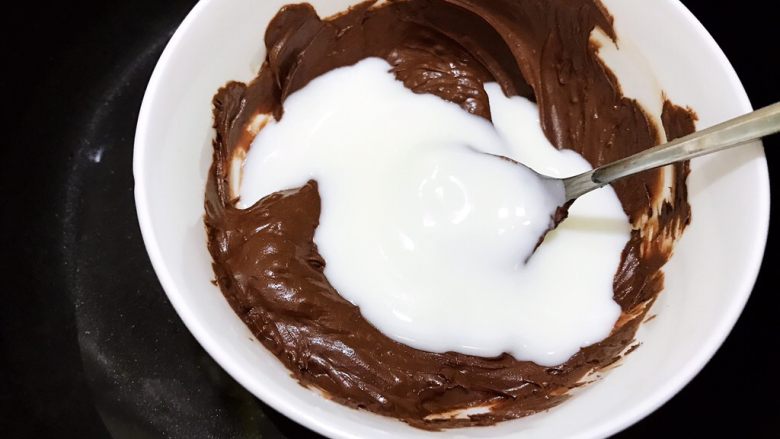 巧克力酸奶雪糕,融化后加入50克常温的酸奶