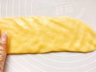 自制小食+豆沙一口酥,取出分成两份，压成宽长条，也可以用擀面杖，