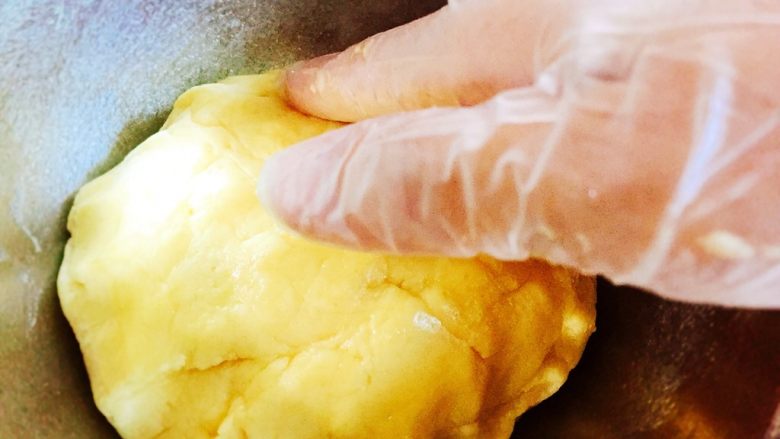 自制小食+豆沙一口酥,手揉光滑面团，包上保鲜膜冰箱冷藏一个小时左右