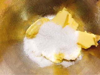 自制小食+豆沙一口酥,黄油软化加细砂糖
