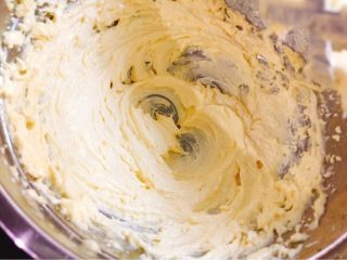 自制小食+豆沙一口酥,打蛋器打发黄油体积变大。