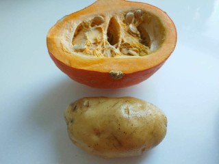 土豆炖金瓜,准备土豆