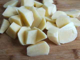 土豆炖金瓜,土豆削皮切滚到块