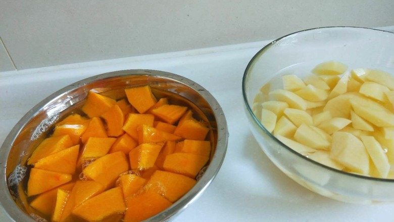 土豆炖金瓜,金瓜也切滚到块洗净待用