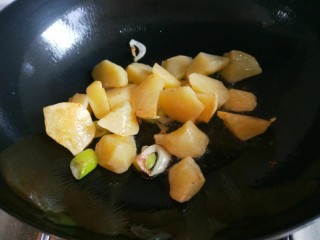 土豆炖金瓜,放入土豆金瓜加入少许生抽耗油盐进行翻炒