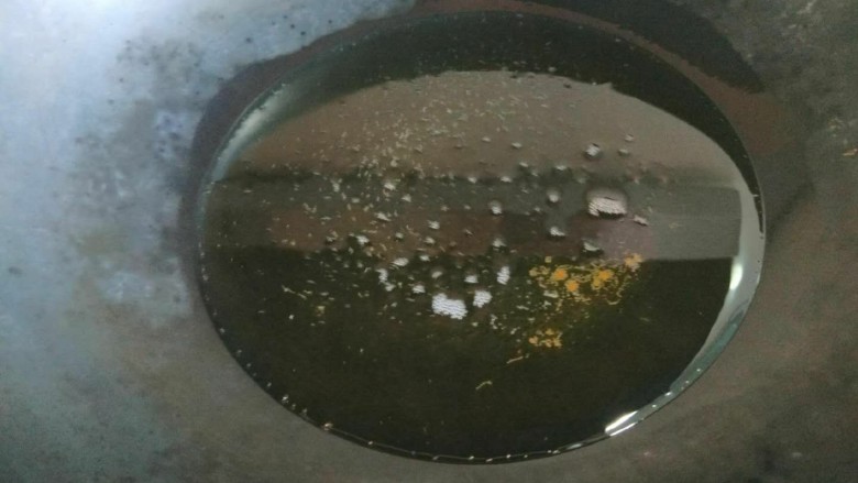土豆炖金瓜,锅中烧油
