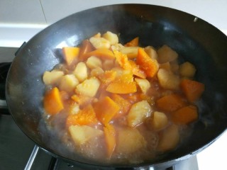 土豆炖金瓜,加入适量水进行炖煮