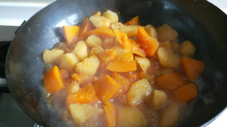 土豆炖金瓜,加入适量水进行炖煮
