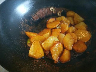 土豆炖金瓜,炖至留少许汤汁时加入鸡精即可出锅