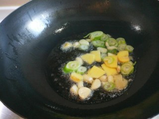 土豆炖金瓜,放入葱姜蒜炝锅