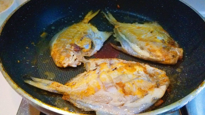 新文美食  香煎小平鱼,两面煎制金黄即可。
