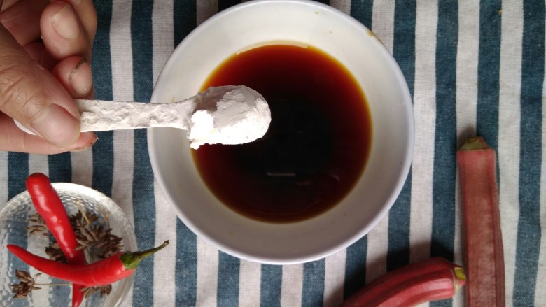 西芹炒鹅胗,1勺生粉，加少许清水开成芡汁。