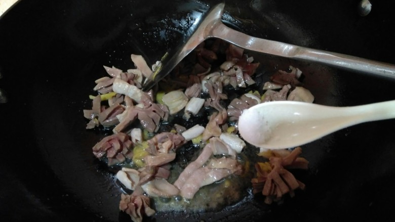 西芹炒鹅胗,再次开火，倒入少许花生油，油热后倒入鹅胗翻炒，加少许盐。