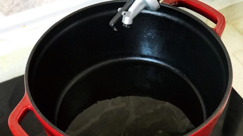 铸铁珐琅锅·黄焖鸡米饭,铸铁珐琅锅小火加热两分钟后加入适量食用油；