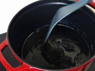 铸铁珐琅锅·黄焖鸡米饭,搅动白砂糖慢慢融化；