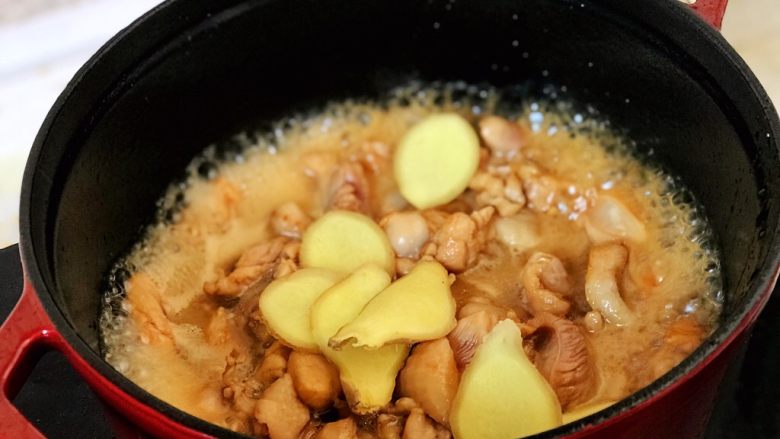 铸铁珐琅锅·黄焖鸡米饭,煮沸后放入姜片；