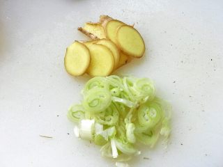 铸铁珐琅锅·黄焖鸡米饭,生姜切片，葱切碎；