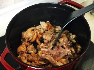 铸铁珐琅锅·黄焖鸡米饭,倒入鸡块翻炒；