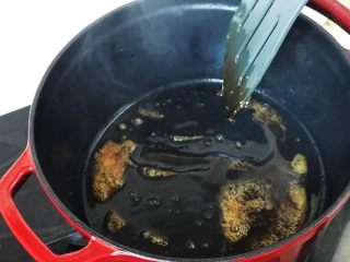 铸铁珐琅锅·黄焖鸡米饭,糖色变焦黄，起泡即可；