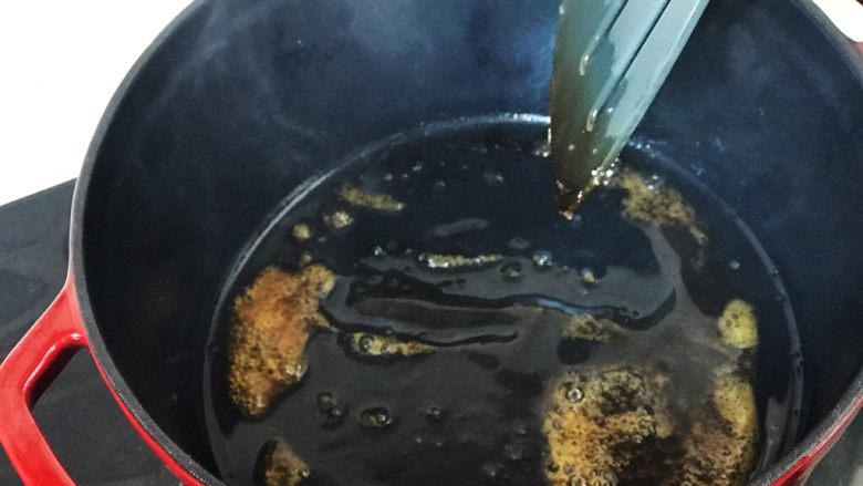 铸铁珐琅锅·黄焖鸡米饭,糖色变焦黄，起泡即可；